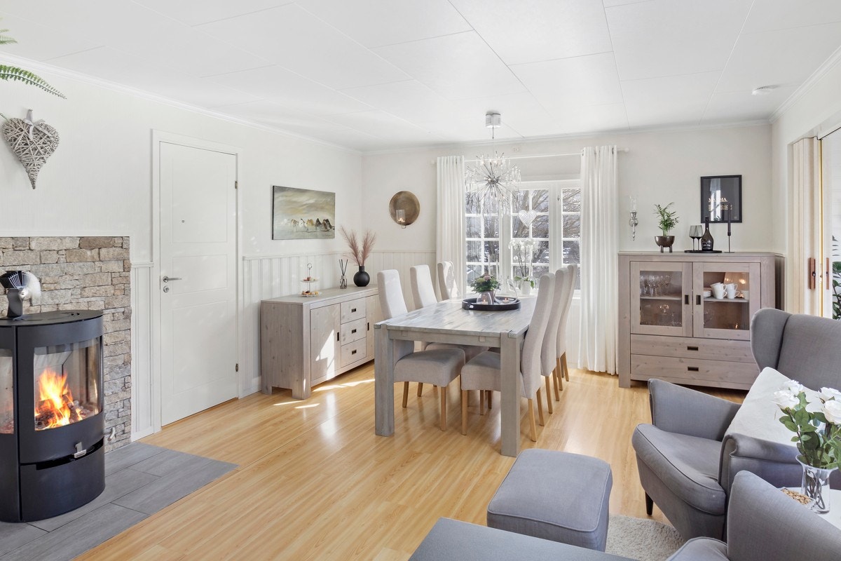 Spisestuen har utstrakt vindusflate og vedovn som sammen gir en god atmosfære. Øvrig oppvarmes boligen opp ved hjelp av varmepumpe og elektrisk oppvarming. Galleribilde