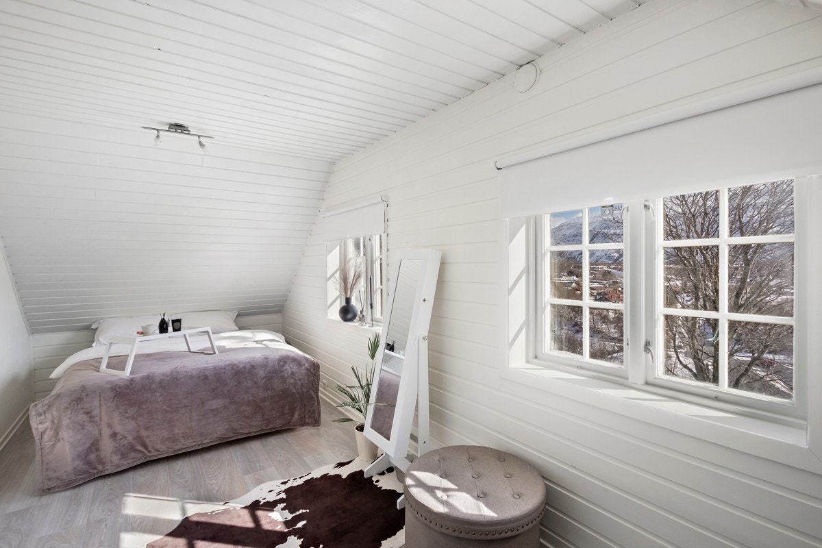 Et romslig soverom i 2. etg. er vendt mot vest og har utsyn mot hagen i bakkant av boligen Galleribilde