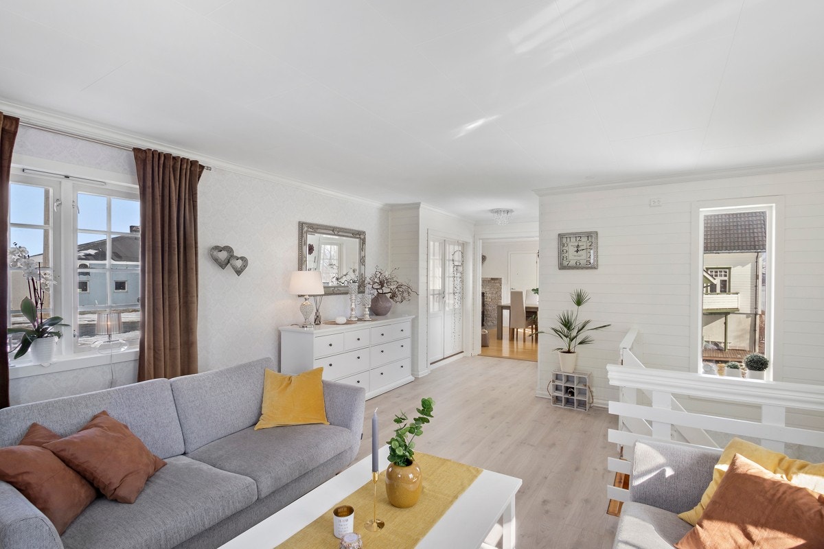 Stuens plassering er tilbaketrukket fra kjøkken og spisestue, men likevel i nærheten. Her kan hele familen være samlet på ett plan og holde på med ulike aktiviteter, samtidig som man er samlet. Galleribilde