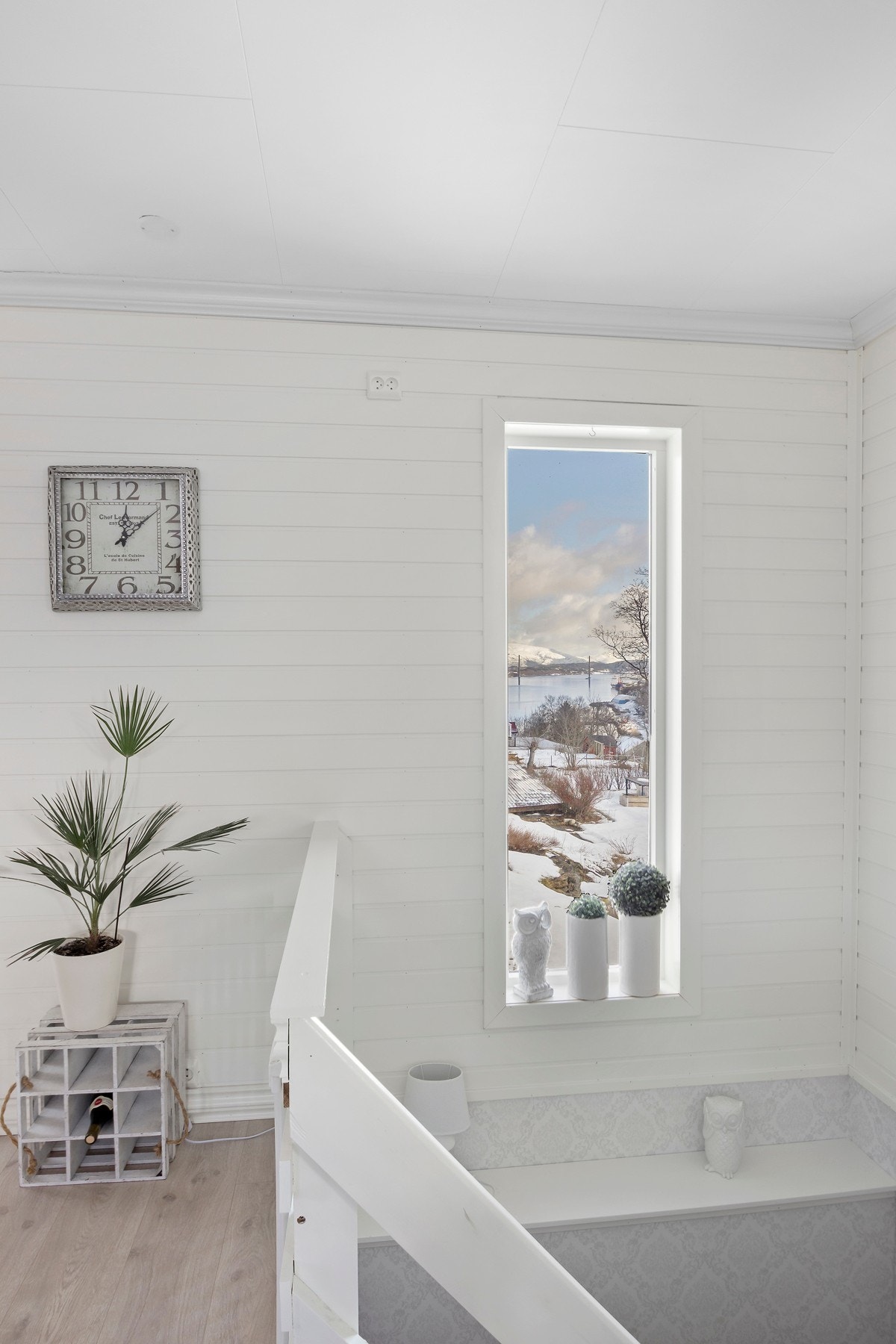 Trappoppgang på stue har utsikt rett på Helgelandsbrua. Galleribilde