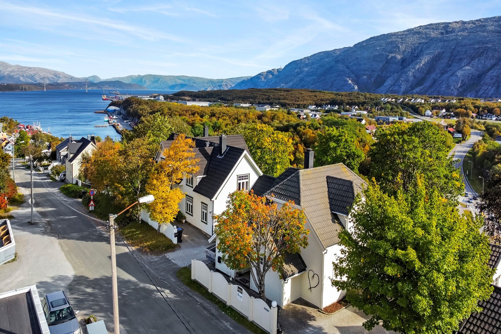 Flott utsikt fra eiendommen mot Helgelandsbrua og De Syv Søstre. Galleribilde