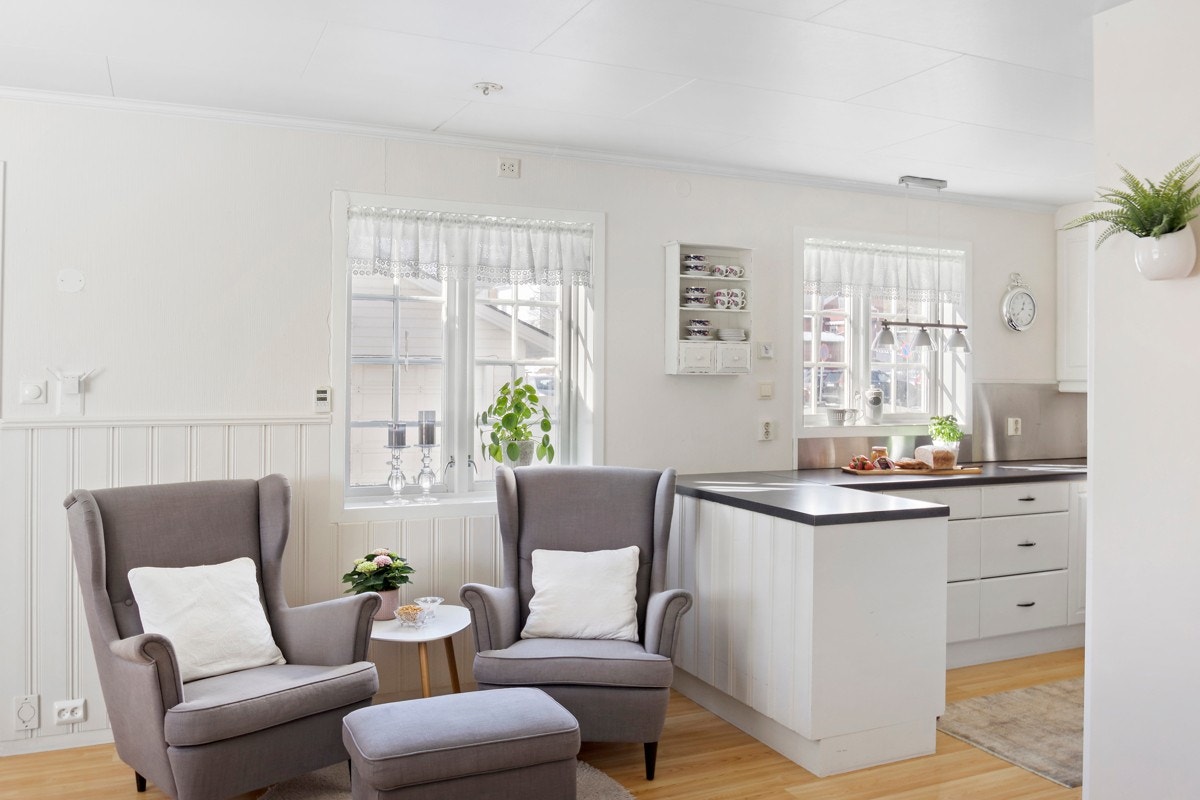 I tilknytning til kjøkkenet er det et stort romareal med plass til både spisestue og en sittegruppe. Sosialt samlingspunkt. Galleribilde