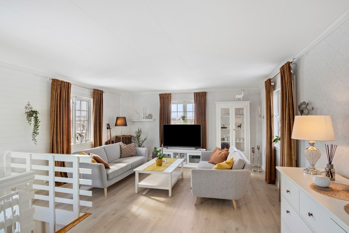 Boligen bærer et herskapelig preg, dette forsterkes av vinduenes plassering og utforming i stue. Galleribilde