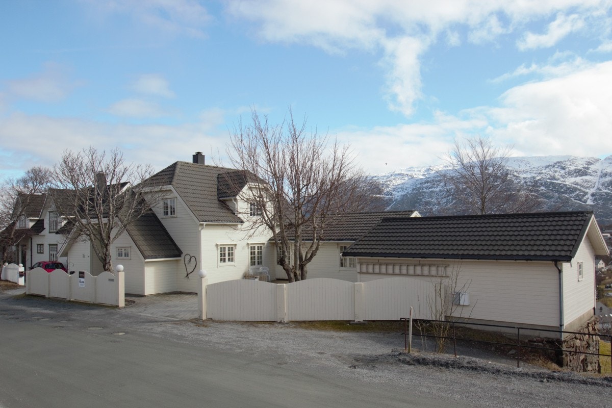 Tomten er inngjerdet mot Åsgata. Innkjørselen er brosteinsbelagt og en 49 kvm. stor garasje over to plan er oppført på tomta. Kjelleretasjen i garasjen er opprinnelig en bunker bygd under 2. verdenskrig. Galleribilde