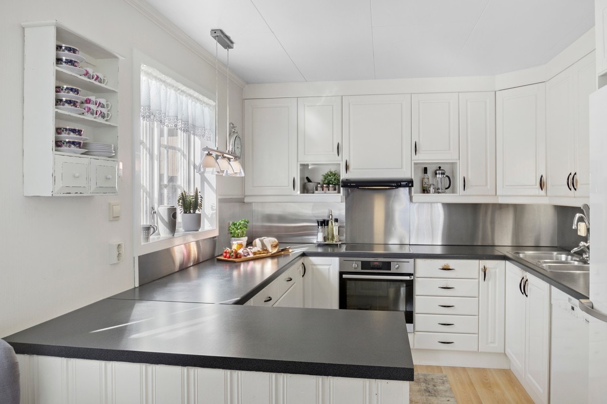 Et meget arealeffektiv kjøkken med stor arbeidsbenk og mye oppbevaringsplass! Galleribilde