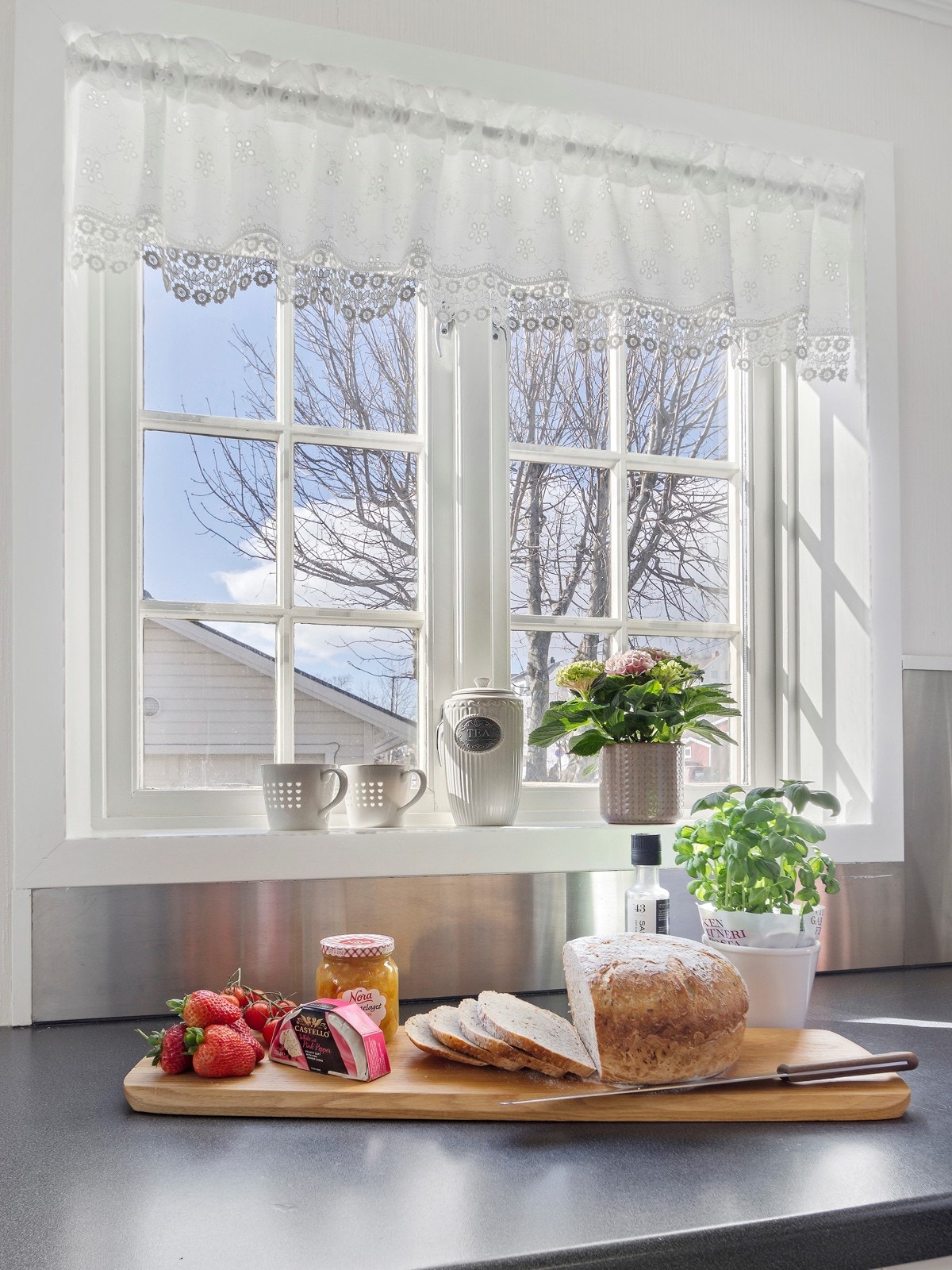 Bo sentralt i byen men alikevel i et stille og rolig boområde med nærhet til skole, barnehage og sentrum. Galleribilde