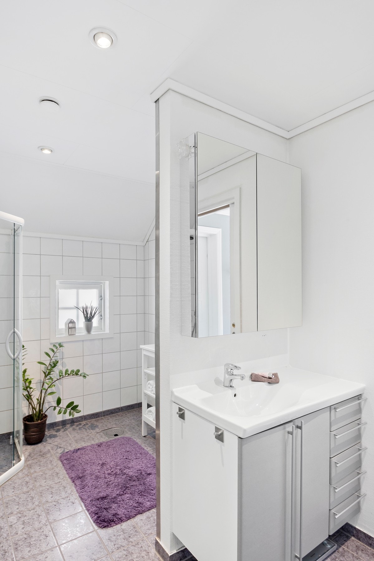 Badet er delt i to soner med dusjnisje i den ene delen og innredning, samt WC i den andre. Her er det mulighet til å sette inn badekar. Galleribilde