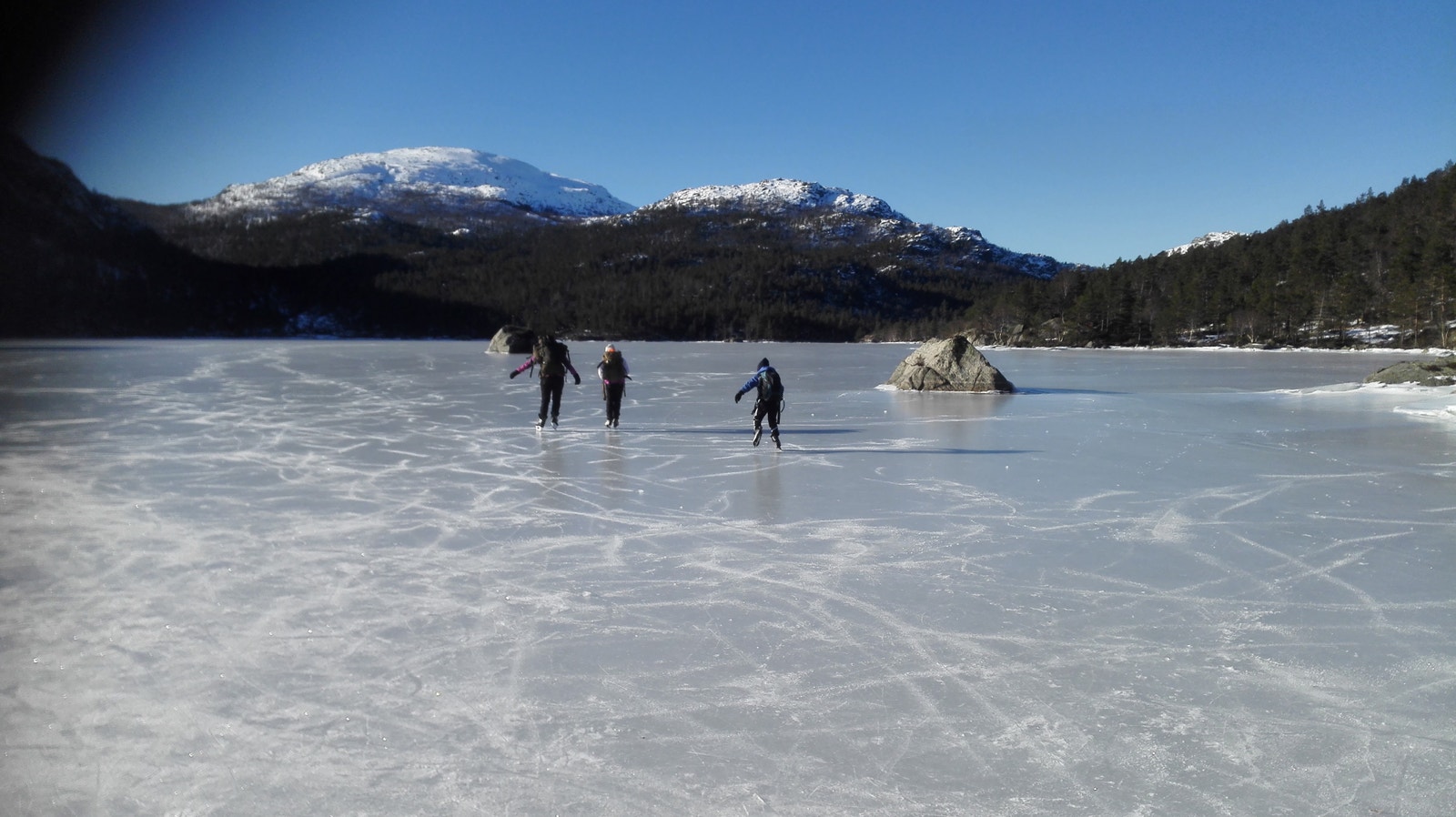 Området innbyr til skøyteturer vinters tid, når isen er tykk nok. Galleribilde
