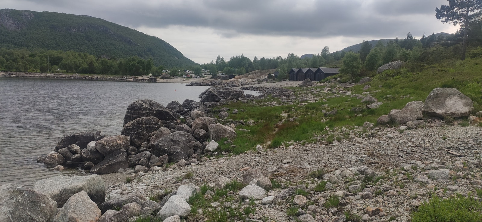 Hyttefeltet bak trærne. Parkeringsplass (offentlig). Båtopptrekk. Mulighet for kjøp av naust. Galleribilde