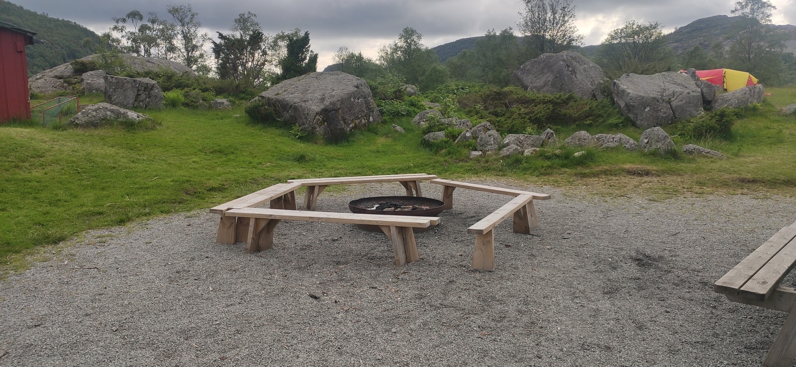 Badeplass ved Dalavatnet og i elven, akebakken og lysløype i Furuneset og bålplass/grillplass samme sted. Galleribilde