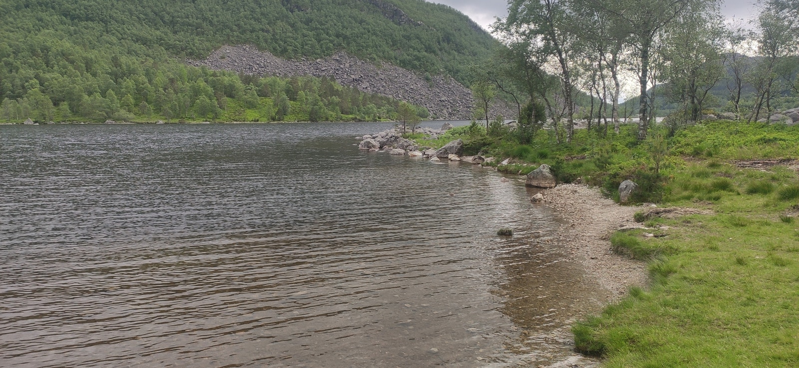 Badeplass ved Dalavatnet og i elven, akebakken og lysløype i Furuneset og bålplass/grillplass samme sted. Galleribilde