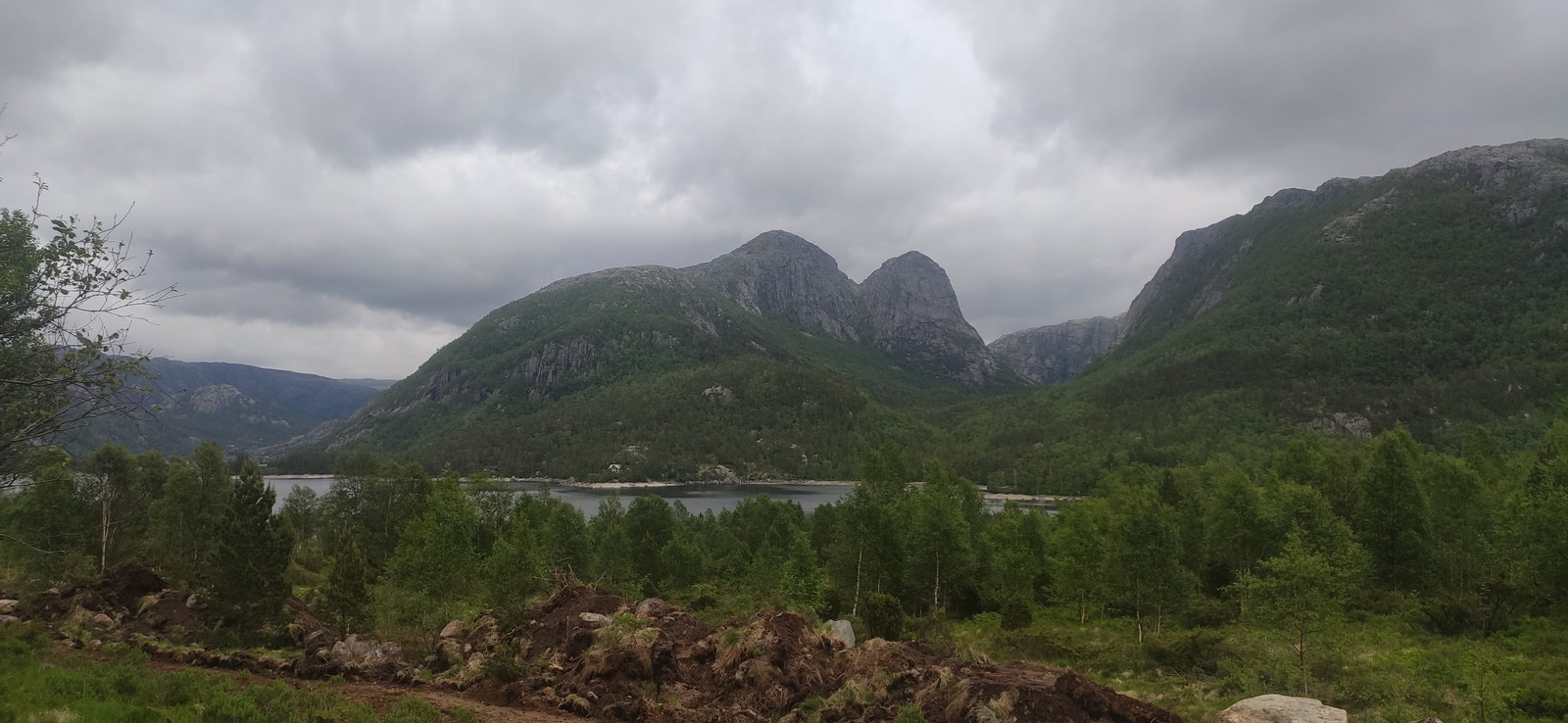 Utsikt til Strand kommunes høyeste fjell Heiahorn. Toppen like til høyre heter Småsildhorn, og bestiges ofte på samme turen som Heiahorn. Galleribilde