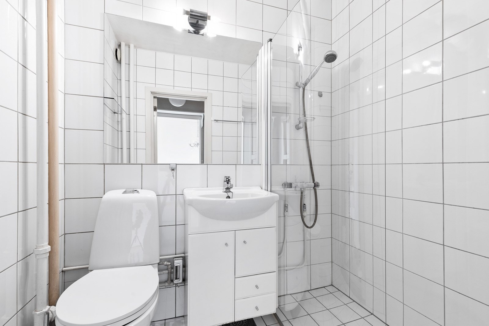 Lyst flislagt bad med dusj. Galleribilde