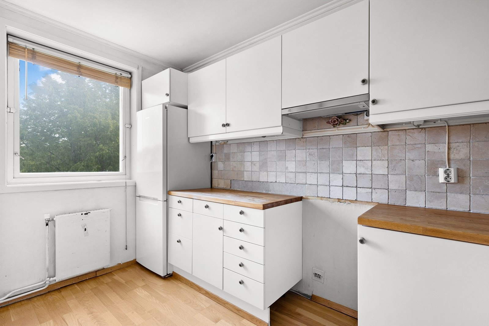 Liten spiseplass ved vinduet. Galleribilde