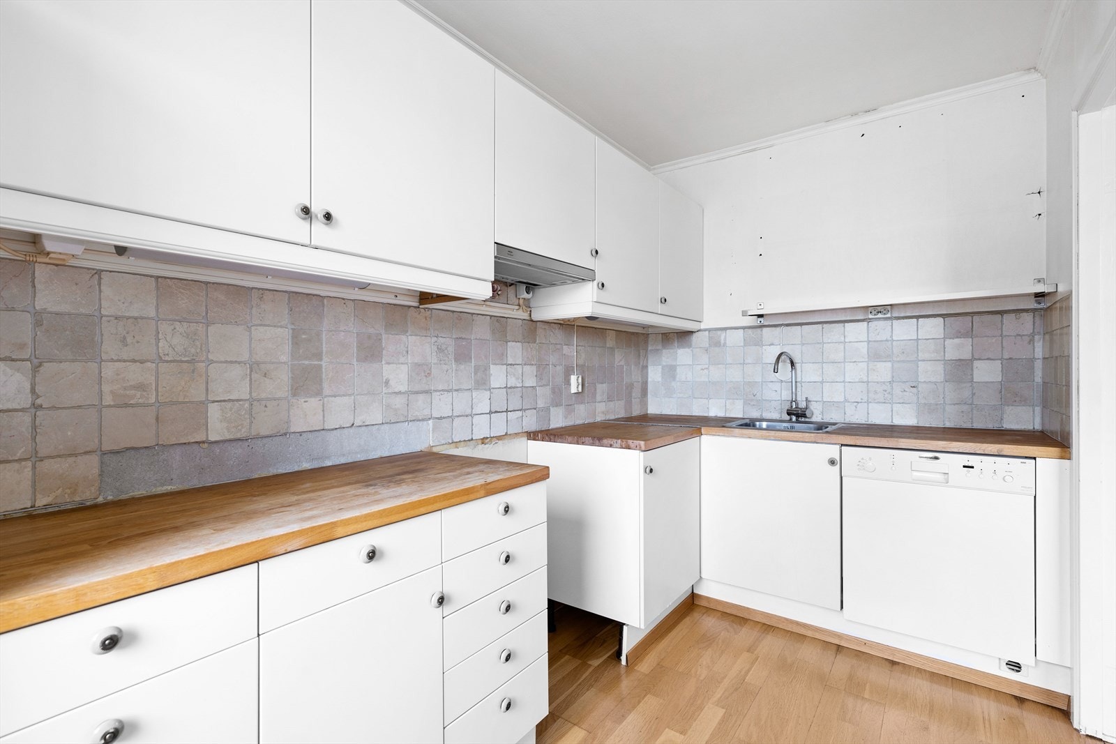 Eldre kjøkkeninnredning med god benk og skapplass. Galleribilde