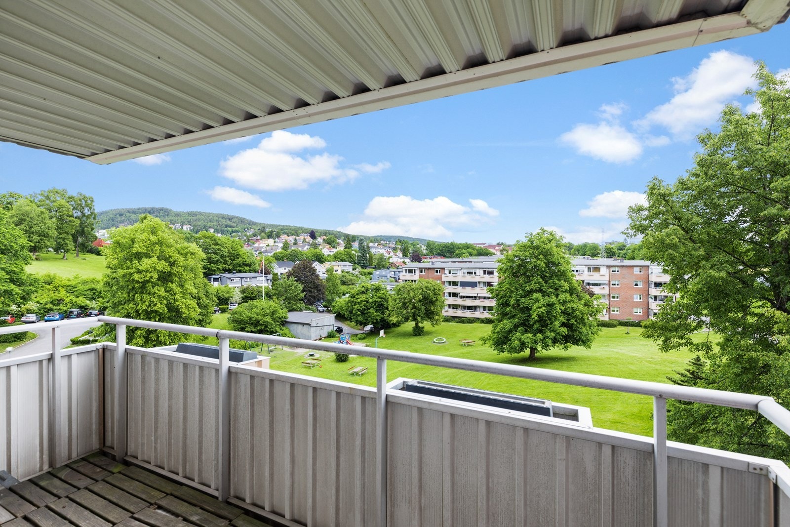 Flott utsyn mot store felles grøntområder og nærområdet fra balkong. Galleribilde