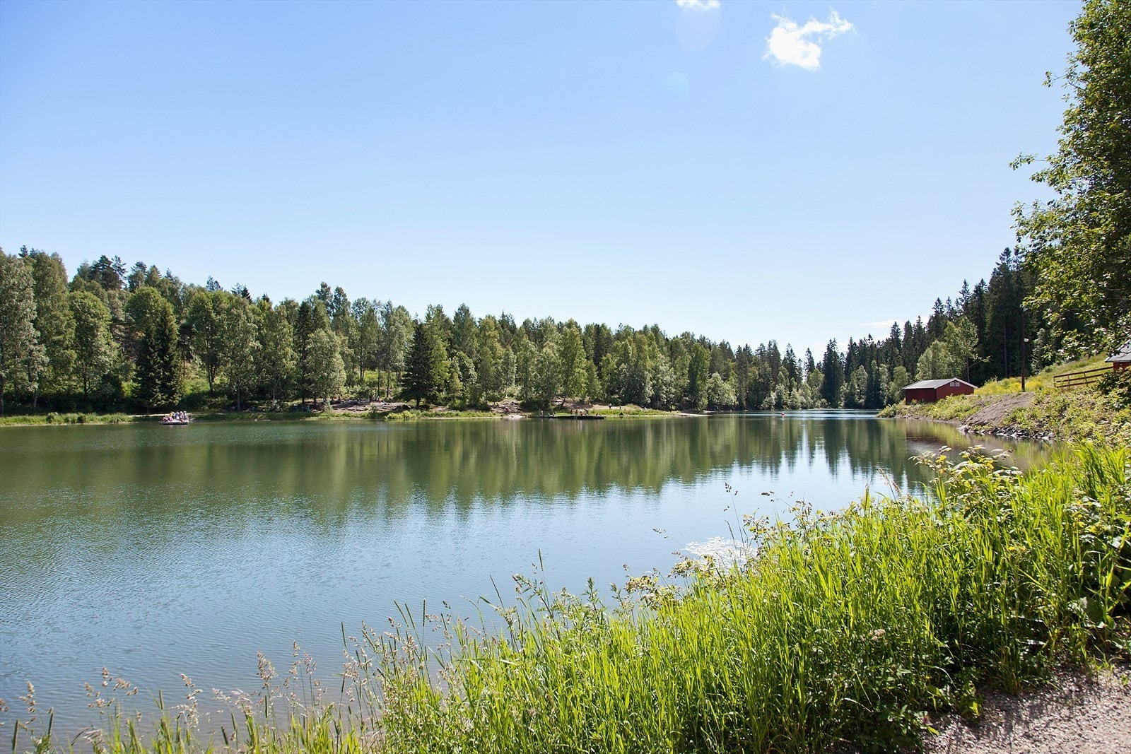 Idylliske Trollvann med yrende badeliv sommerstid, skiløyper og slalombakke vinterstid. Galleribilde