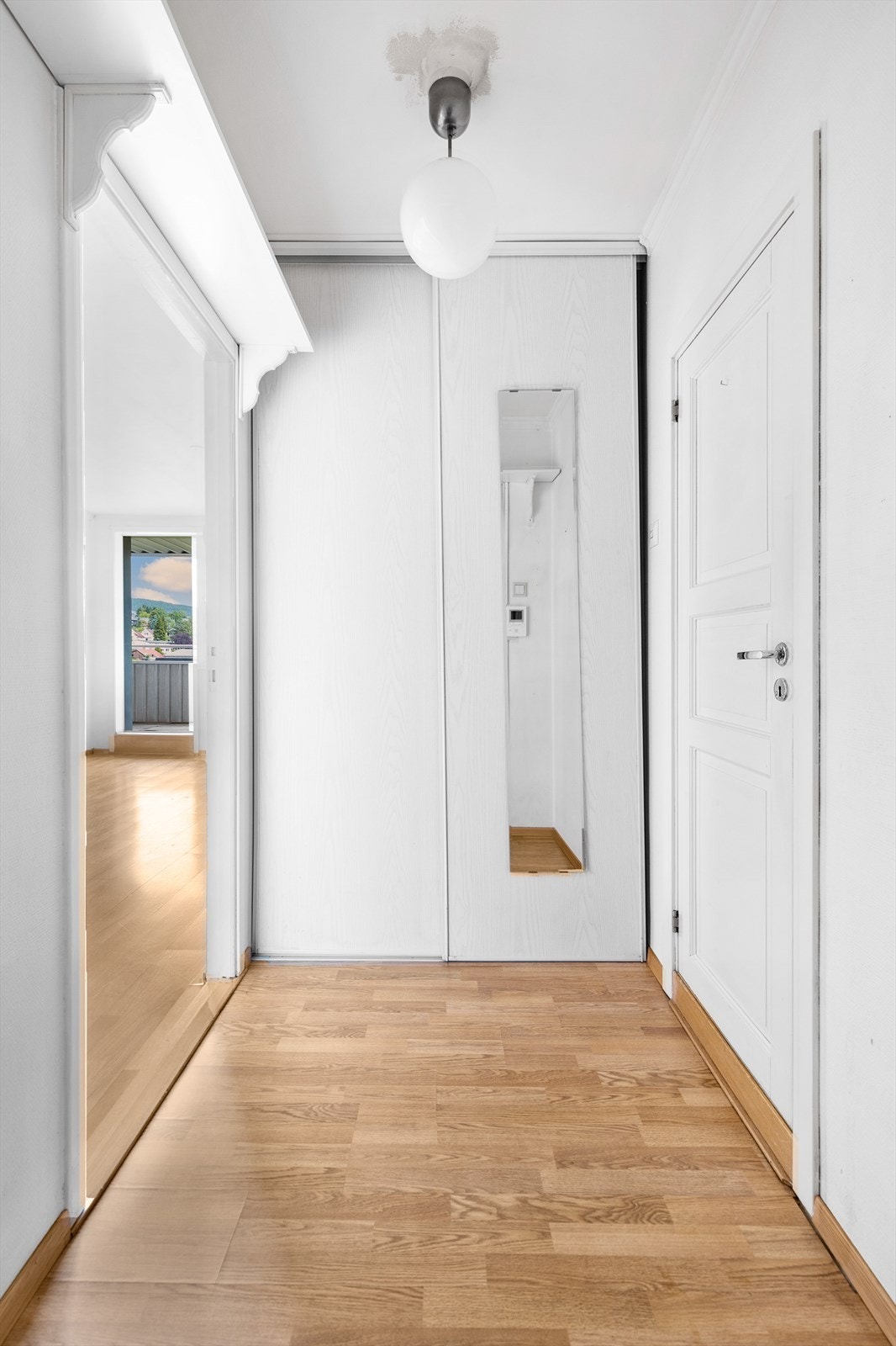 Entrè med garderobeskap. Galleribilde