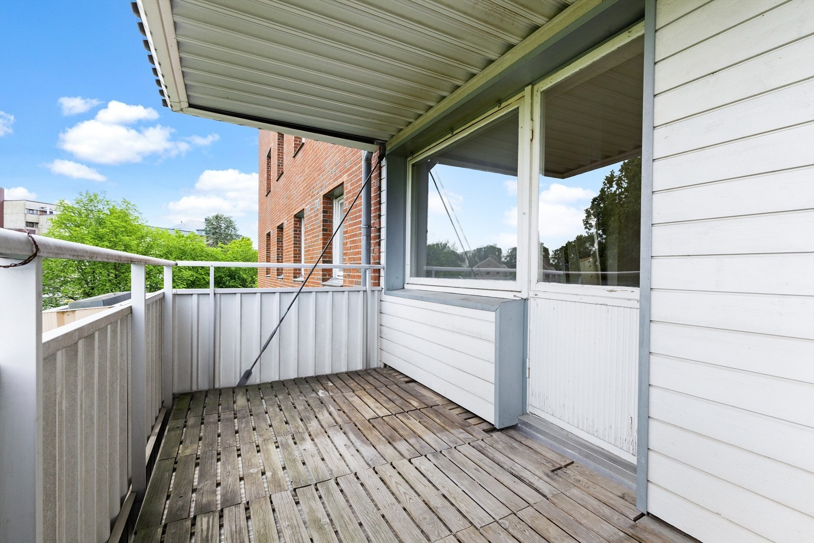 Stor balkong med trefliser på gulv.
plass til utemøbler Galleribilde