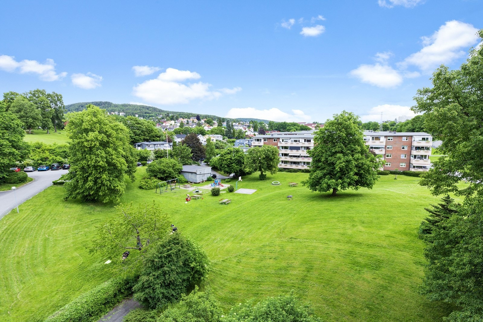 Store felles grøntområder med lekeplass, sittegrupper og hyggelig kafè. Galleribilde