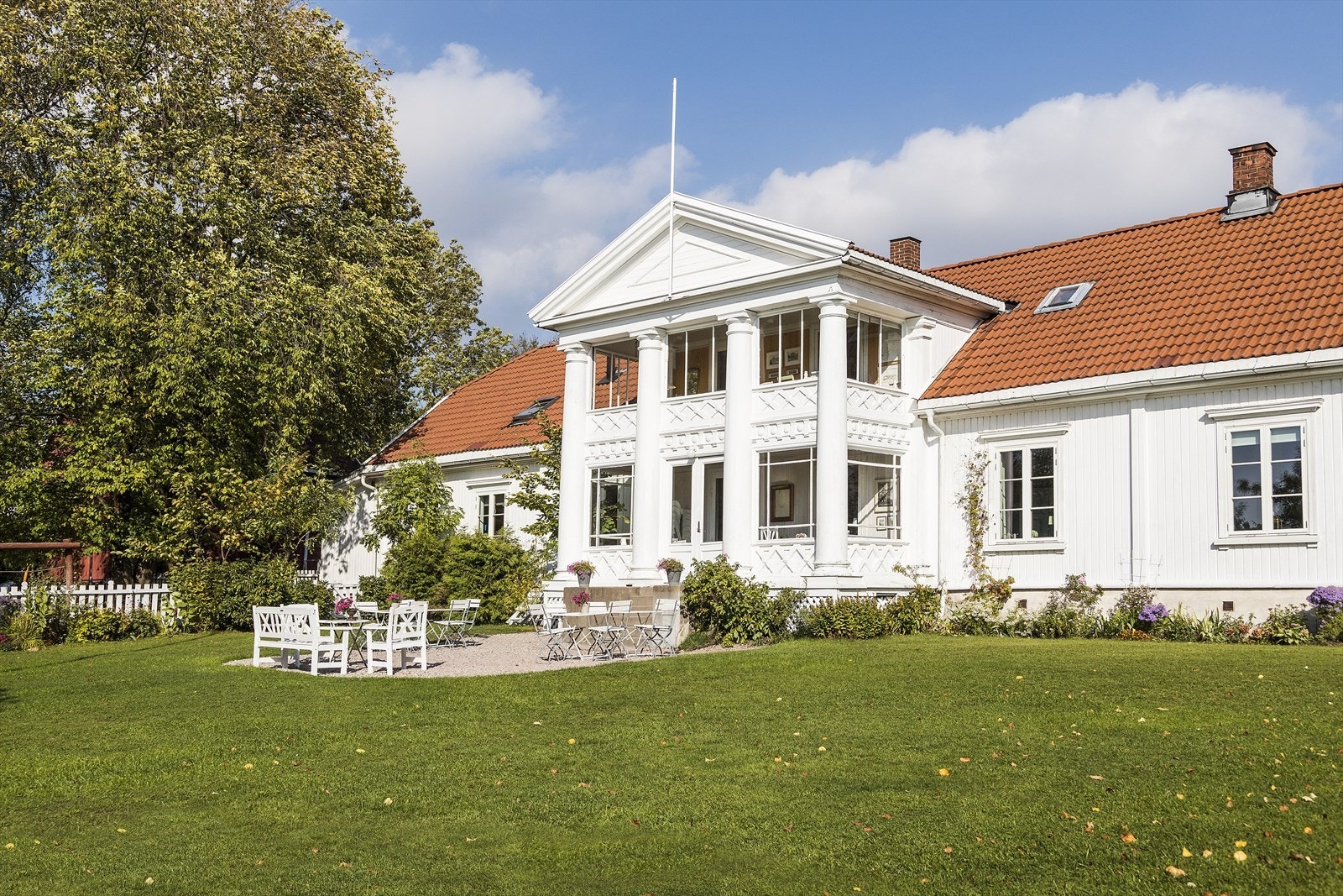 I nærområdet finner du bl.a. staslige Disen gård. Galleribilde