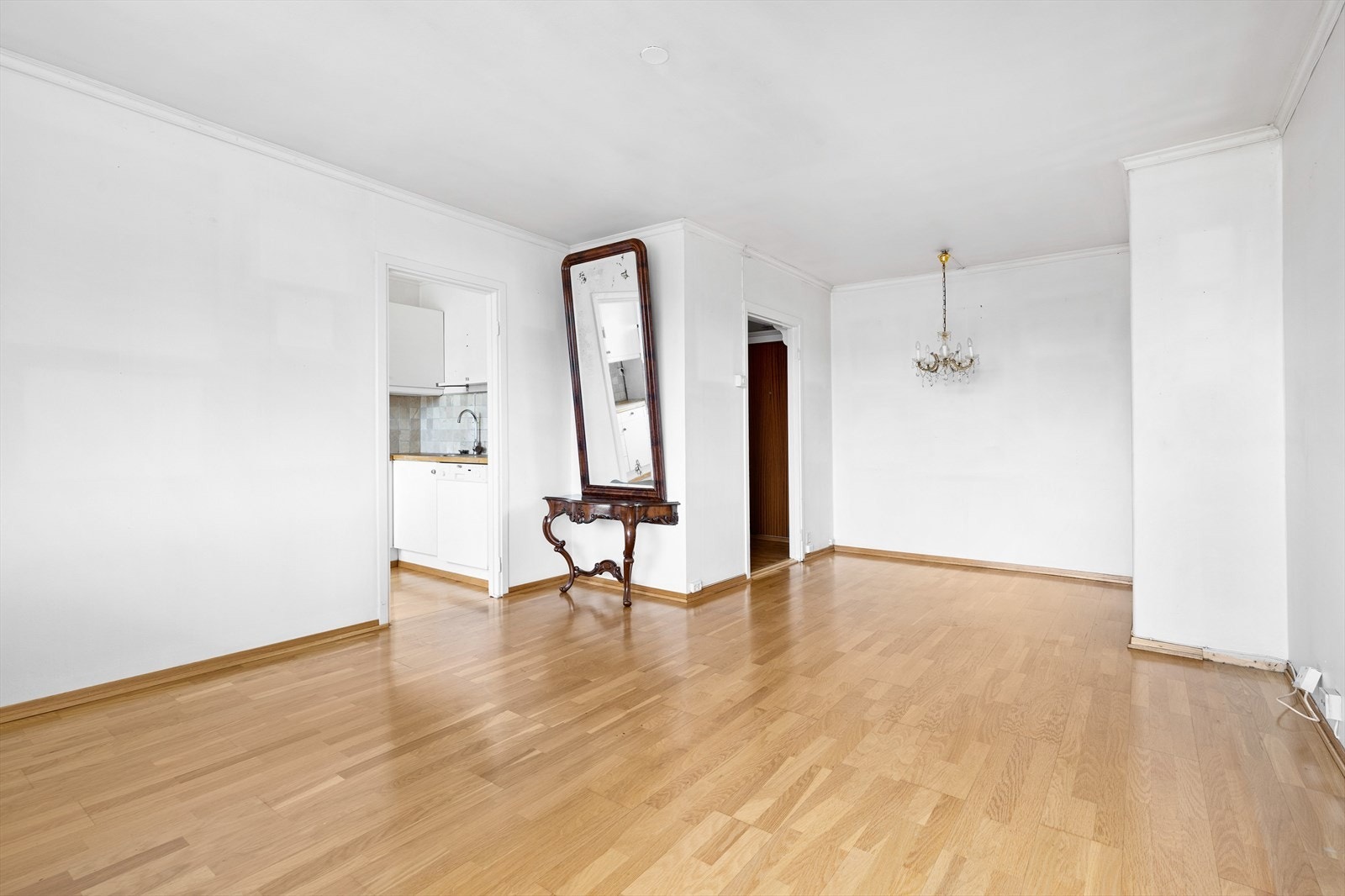 Stue med plass til både sofagruppe og spisestue. Galleribilde