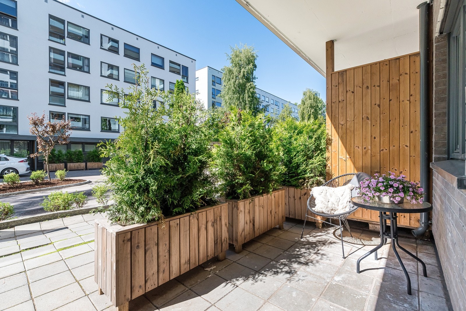 I tilnytning til inngangspartiet er det en overbygd uteplass på ca. 7,5 kvm. Galleribilde