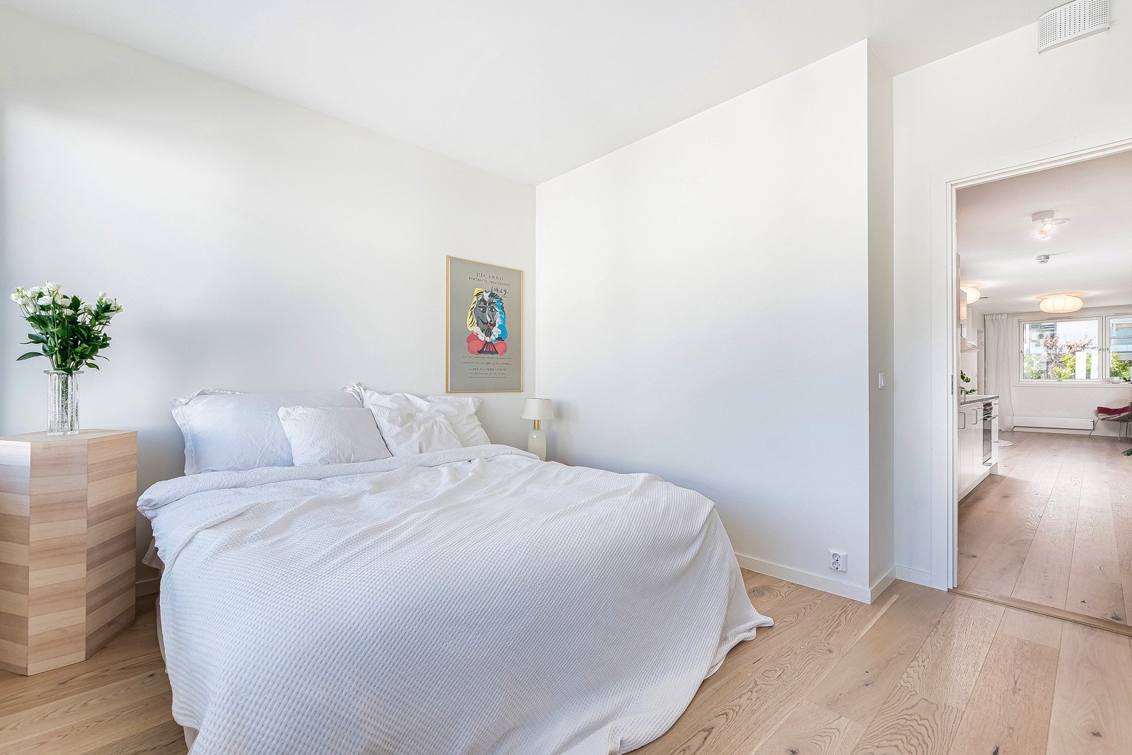 Det er god plass til dobbeltseng, nattbord og garderobeløsning. Galleribilde