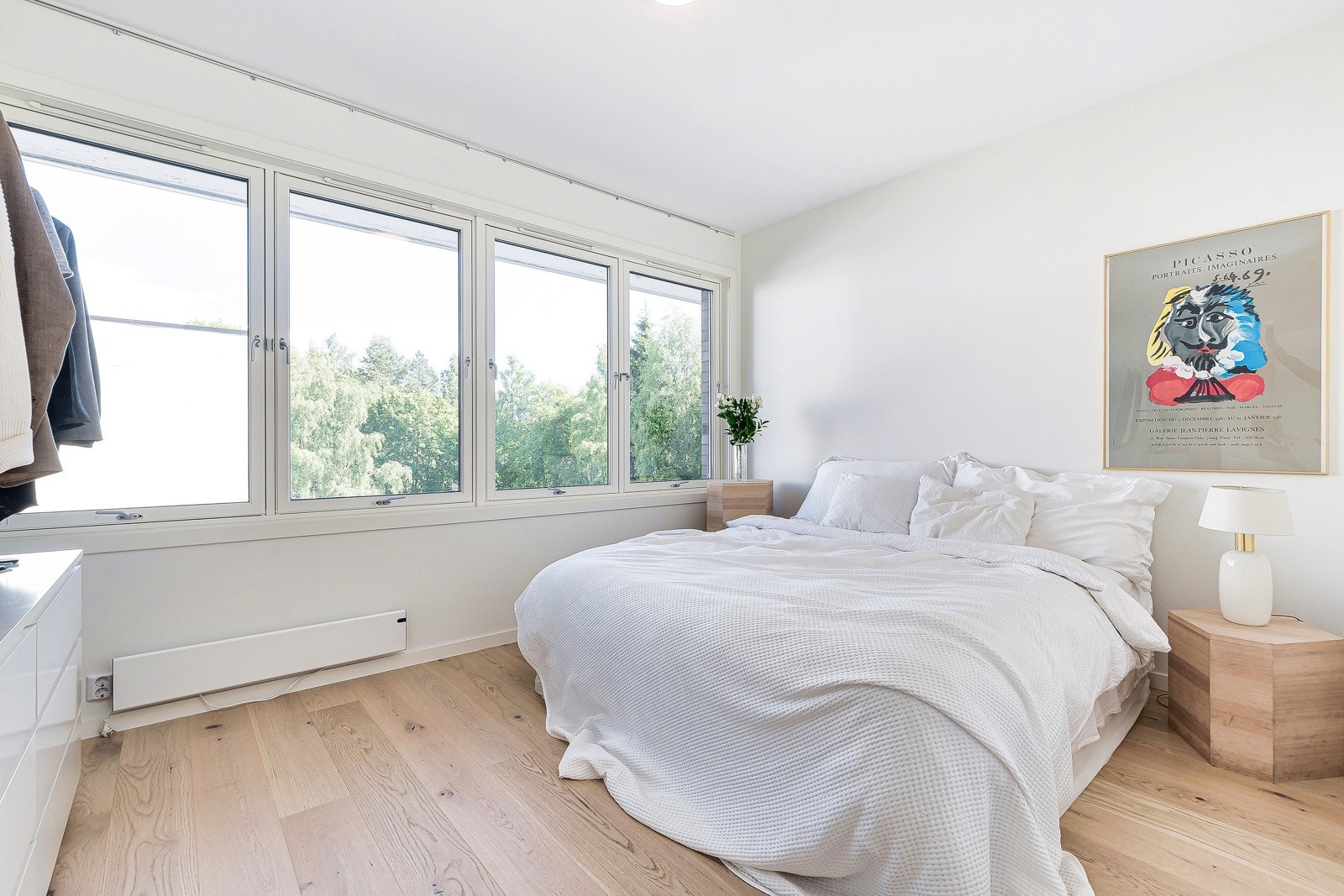 Svært romslig soverom med store vindusflater og ekstra god takhøyde. På soveromssiden ligger leiligheten høyt over bakkeplan, uten sjenerende innsyn. Galleribilde