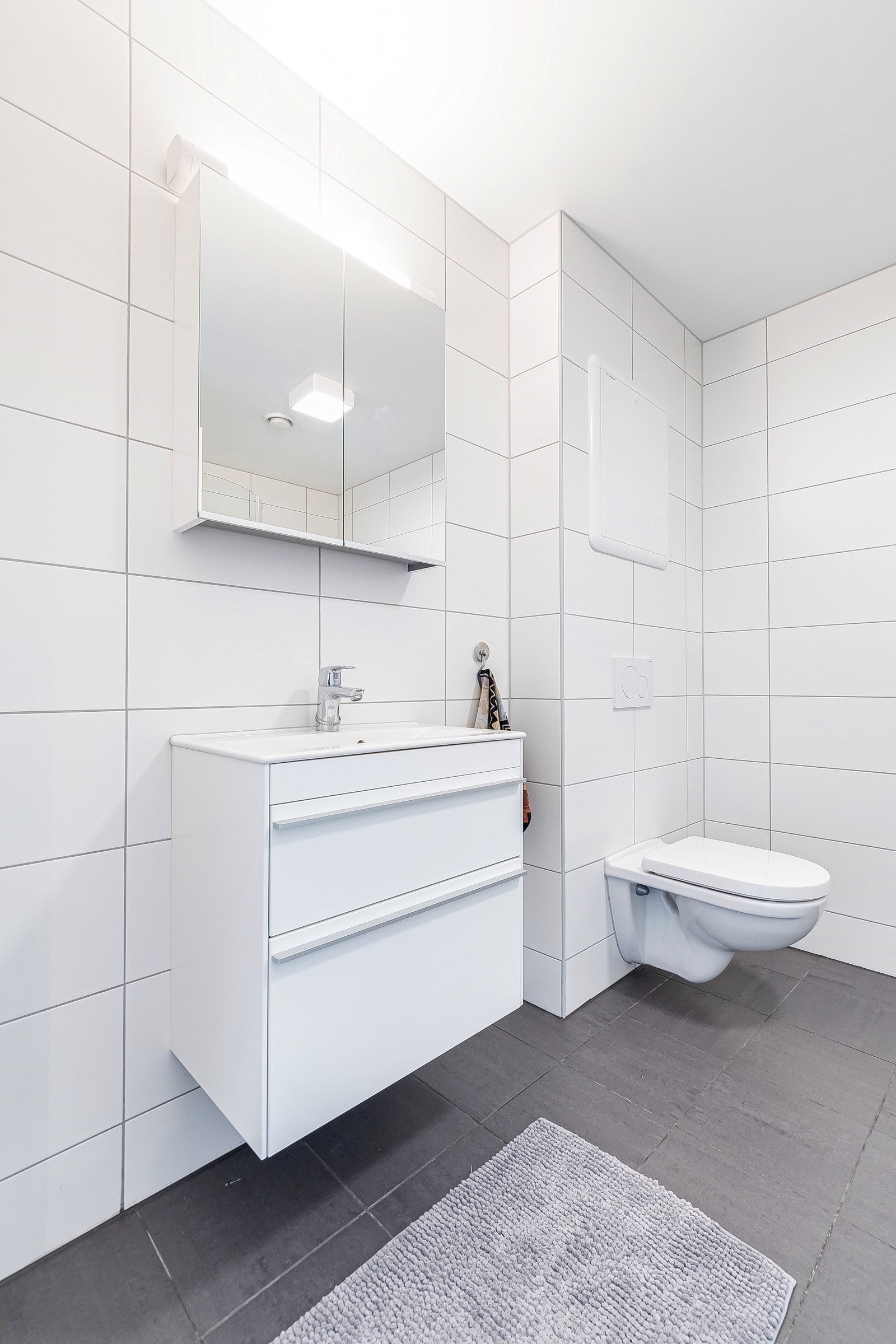 Tidløst, flislagt bad av god størrelse. Galleribilde