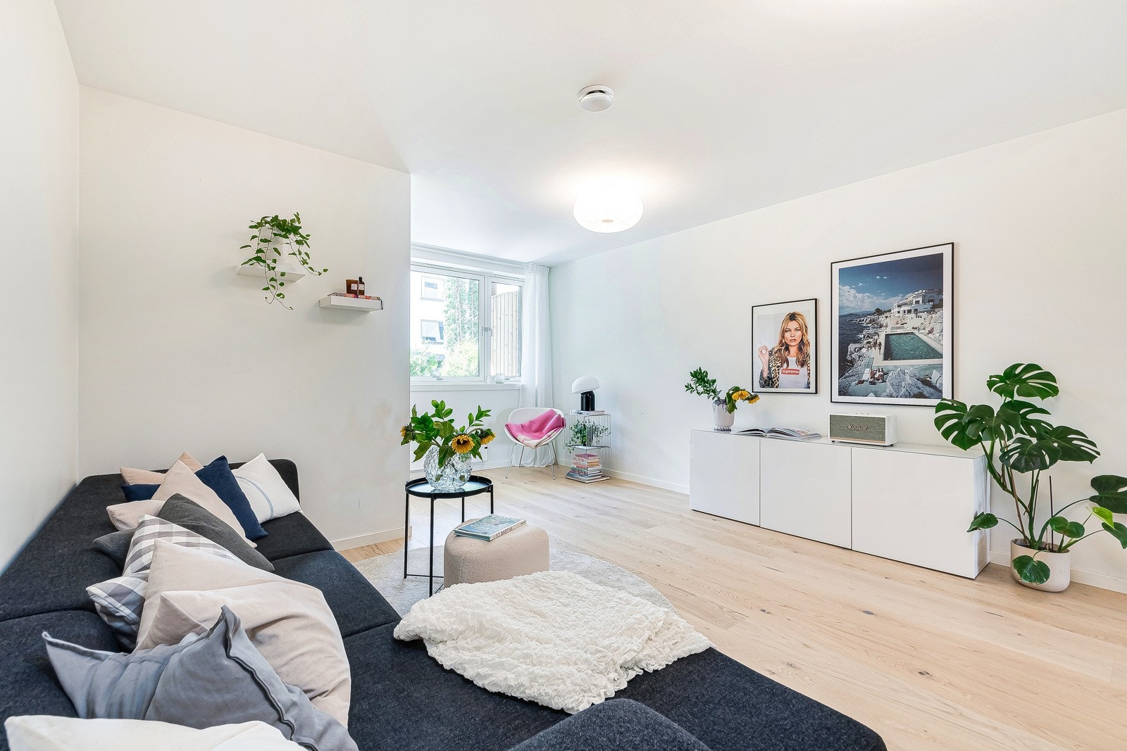 Innvendig fremstår leiligheten innbydende og moderne med lys en-stavs eikeparkett og hvite, slette overflater. Galleribilde