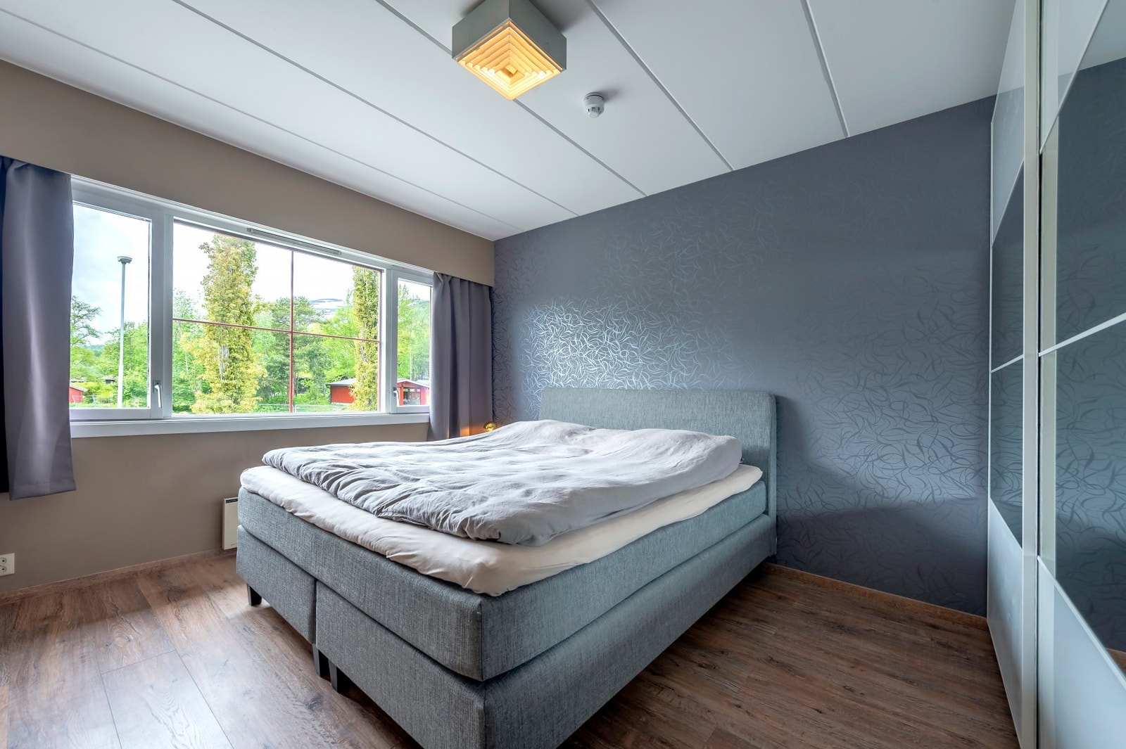 God plass til dobbeltseng med tilhørende møblement. Galleribilde