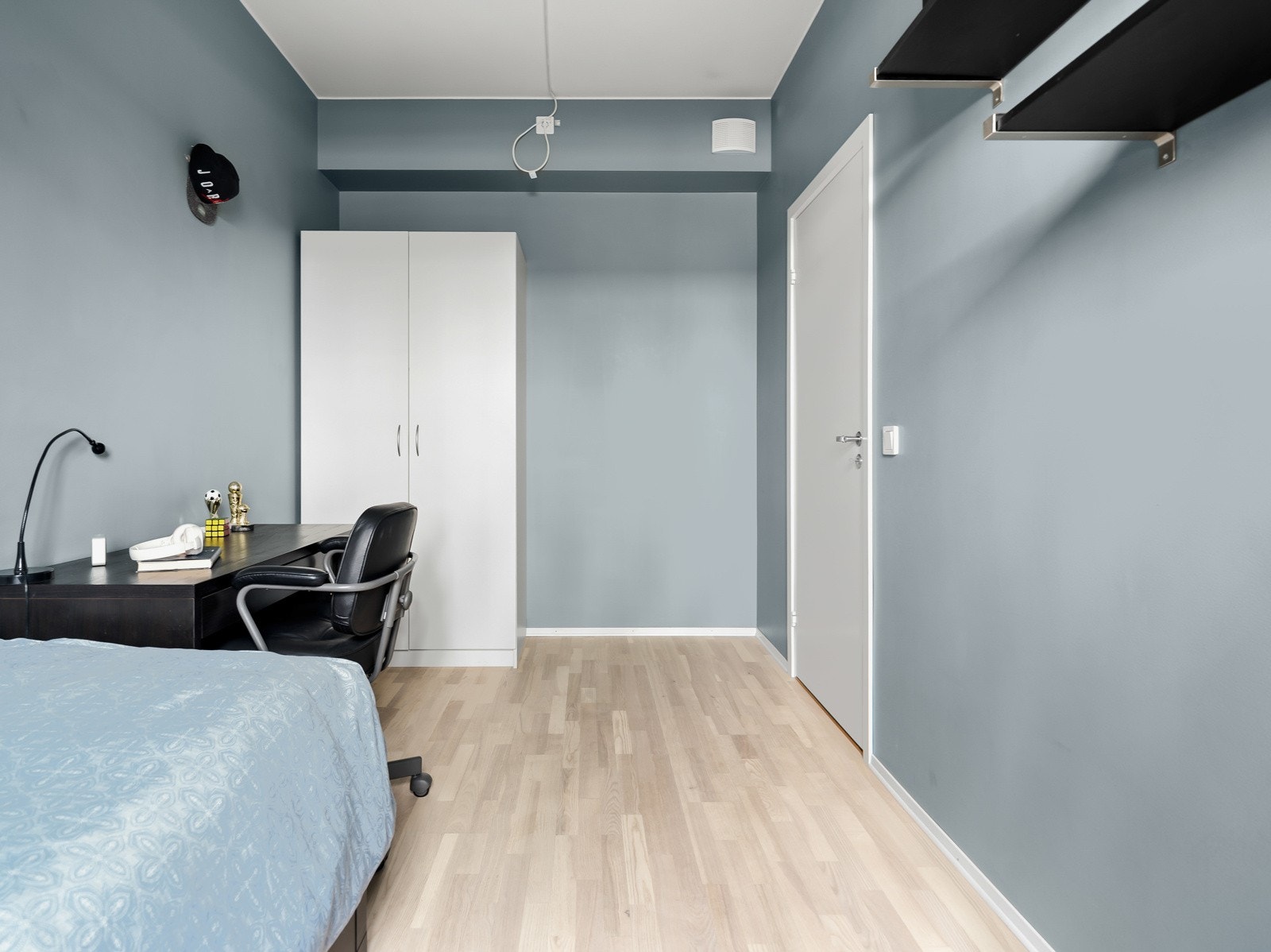 Soverommet er innredet med seng, garderobeskap og kontorpult. Galleribilde