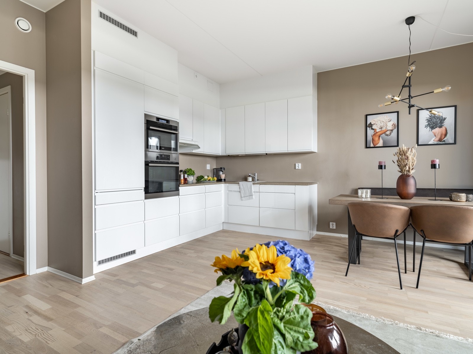 Svært innbydende kjøkken med slette, grepsfrie fronter og laminat benkeplate. Alle hvitevarer på kjøkken medfølger salget. Galleribilde