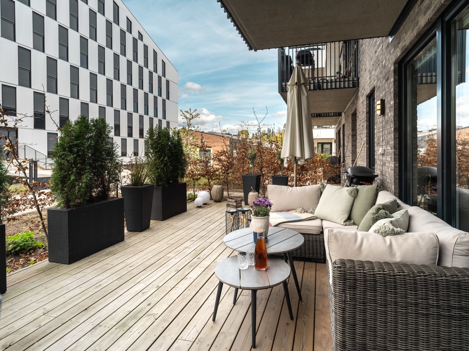 Vi tar turen ut igjen på den fine markterrassen! Galleribilde