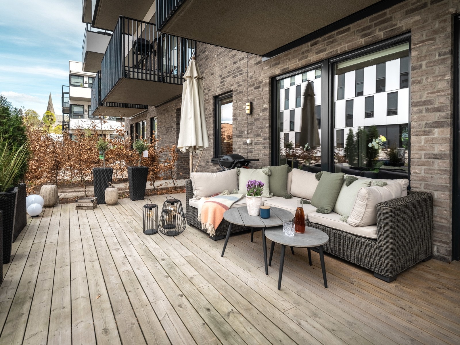 Leiligheten har en deilig markterrasse på hele 28 kvm. Den perfekte plassen gjennom sommerhalvåret! Galleribilde