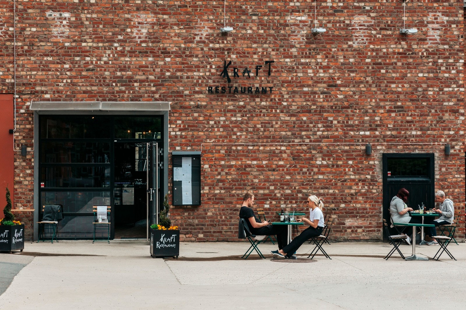 Kraft Restaurant er nabolagsrestauranten som serverer deg skikkelig mat inspirert av lykkelige råvarer, tradisjonelle metoder, og en raus dose kjærlighet. Galleribilde