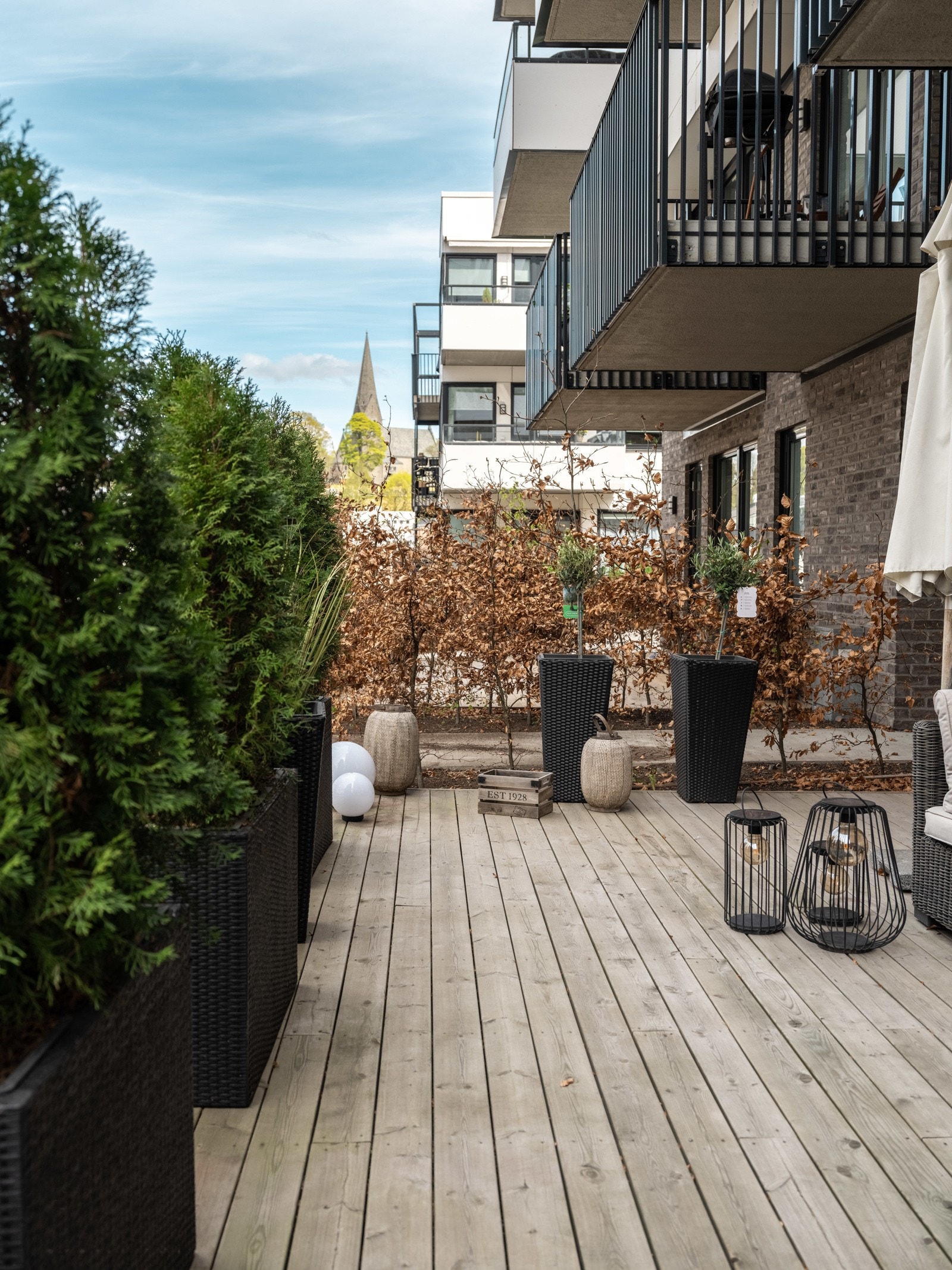 Fra terrassen har du utsikt mot flotte Vålerenga Kirke. Galleribilde