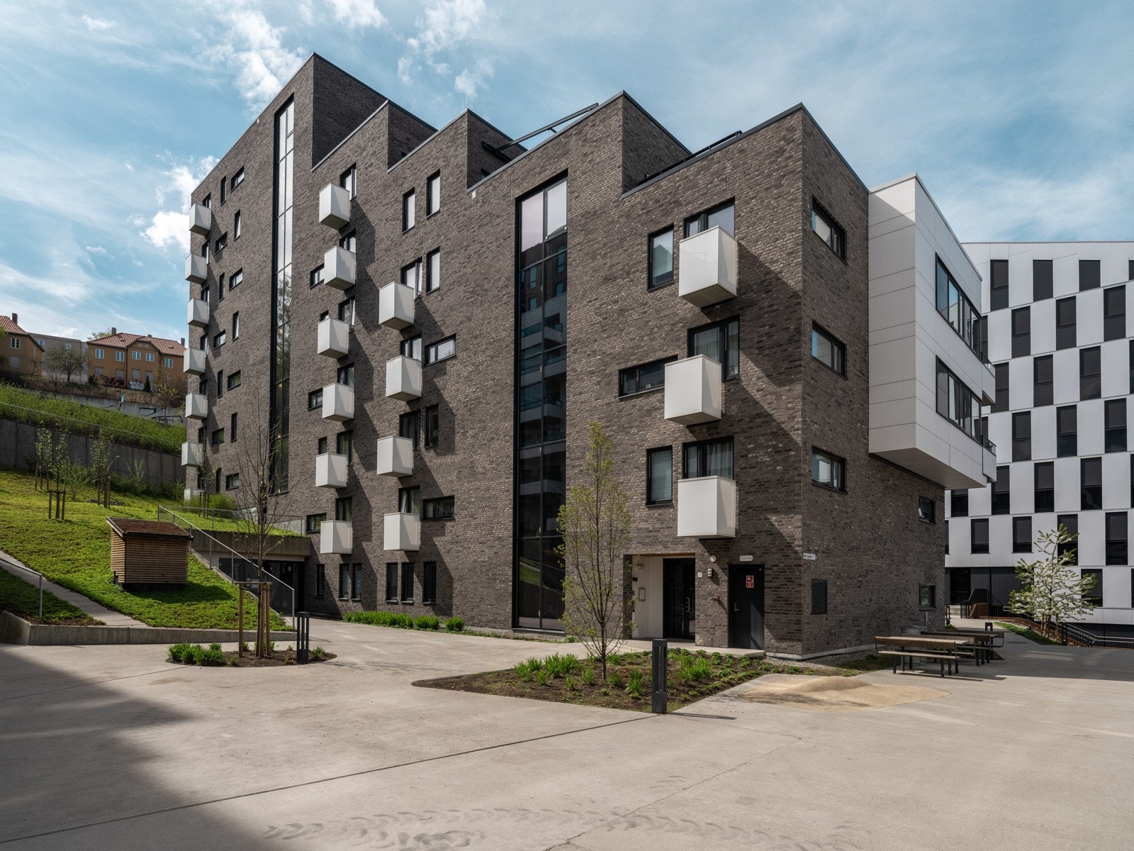 Området er pent opparbeidet med beplantning, lekeplasser og sittegrupper. Galleribilde