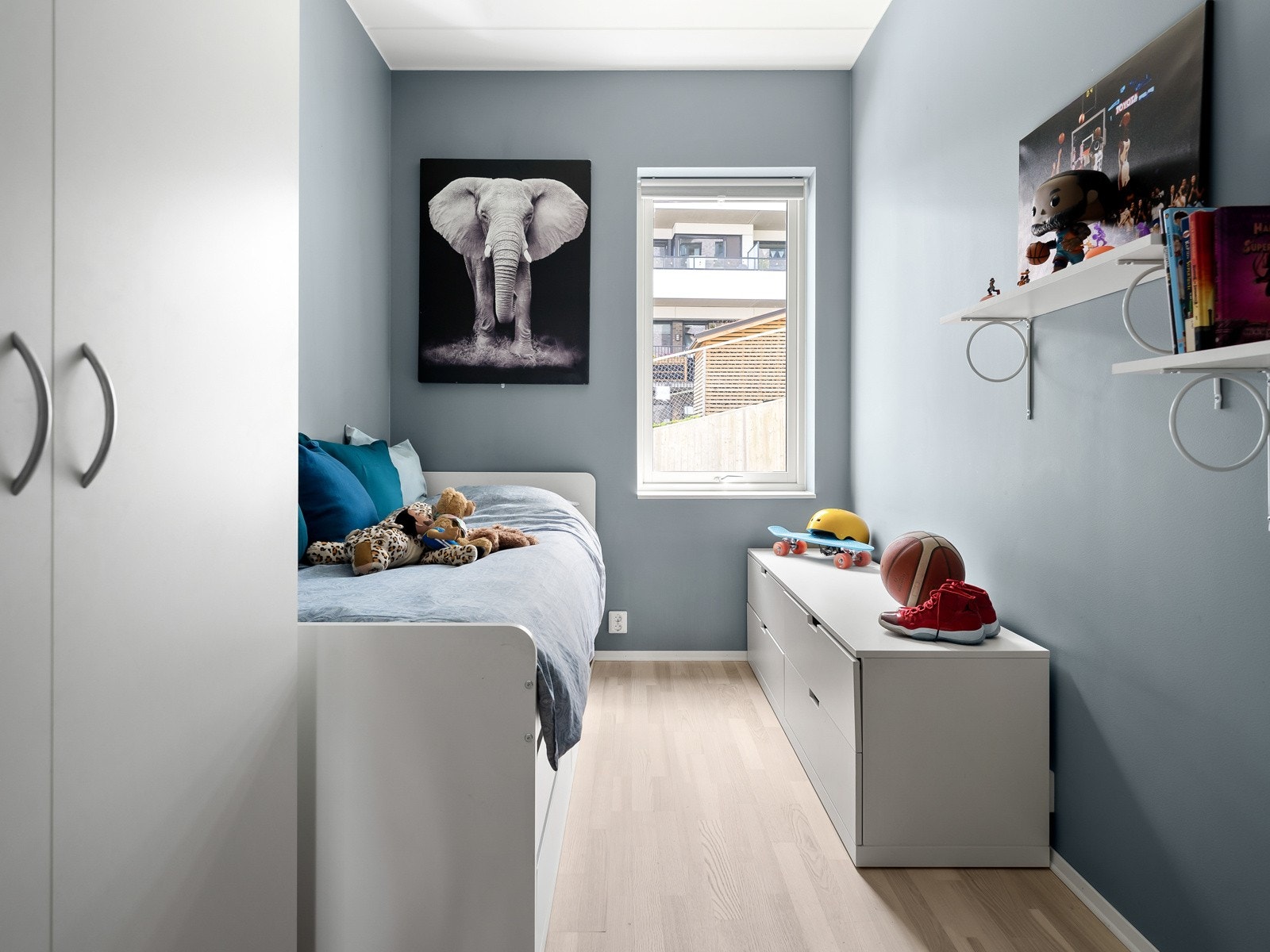 Det tredje og siste soverommet er innredet med seng, garderobeskap og kommode. Galleribilde