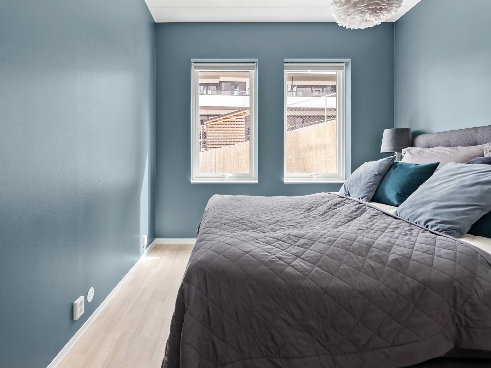 Dette er et soverom de fleste drømmer om. Her har du plass til en veldig god dobbeltseng, nattbord og et romslig garderobeskap. Galleribilde