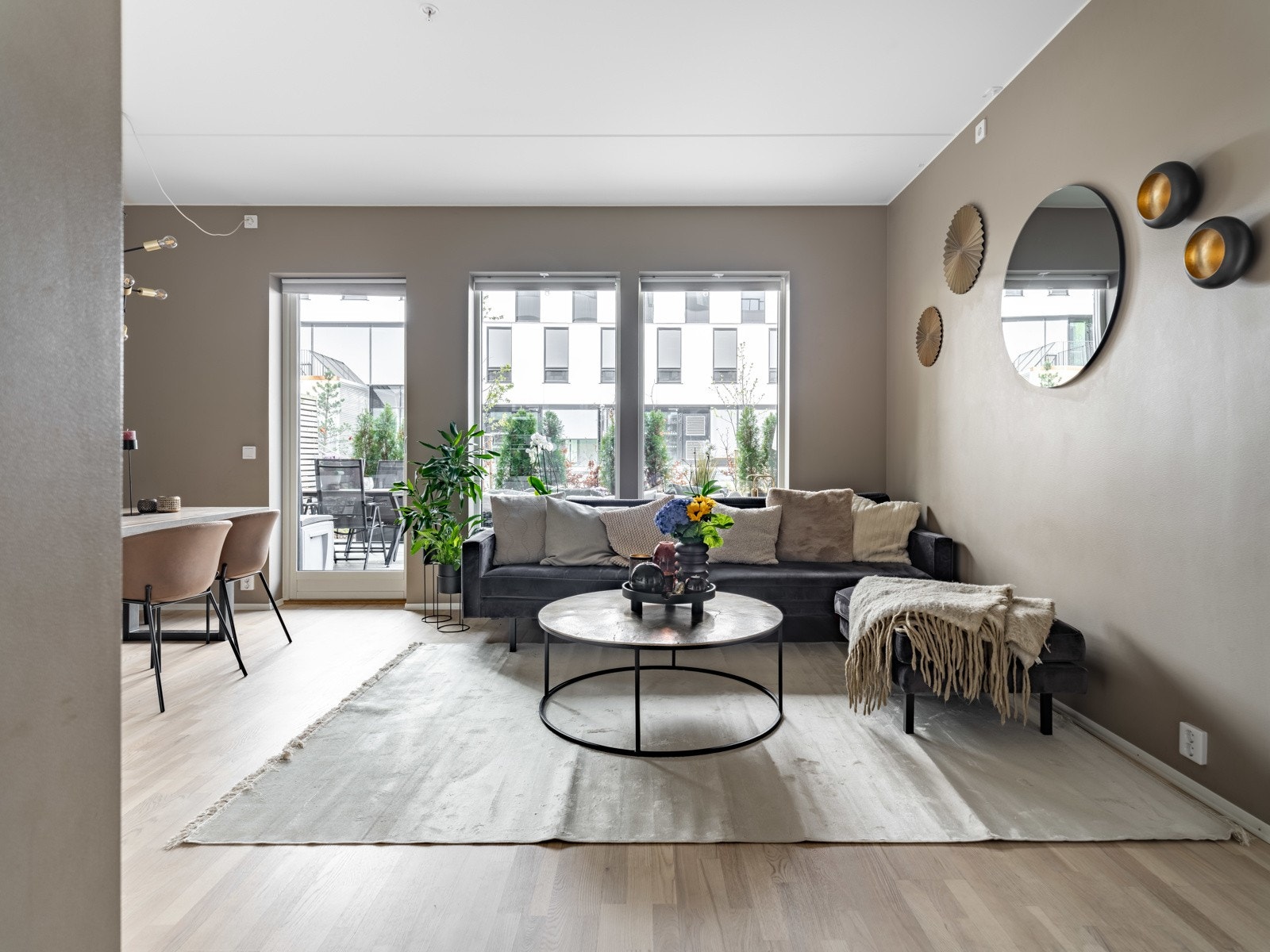 Innredningen faller svært naturlig. Det er godt med plass til både en god sofagruppe og spisebord. Galleribilde