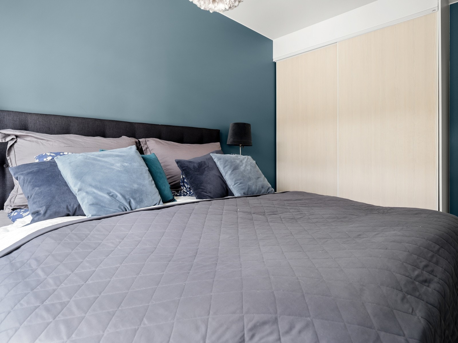 Skyvedørsgarderoben gir god oppbevaring og benytter seg godt av takhøyden på 2,78 m. Galleribilde