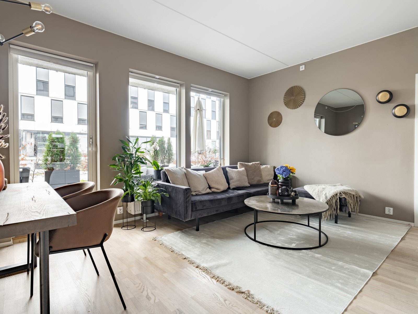 Stuen har generøse vindusflater som slipper inn gode mengder naturlig lys. Galleribilde