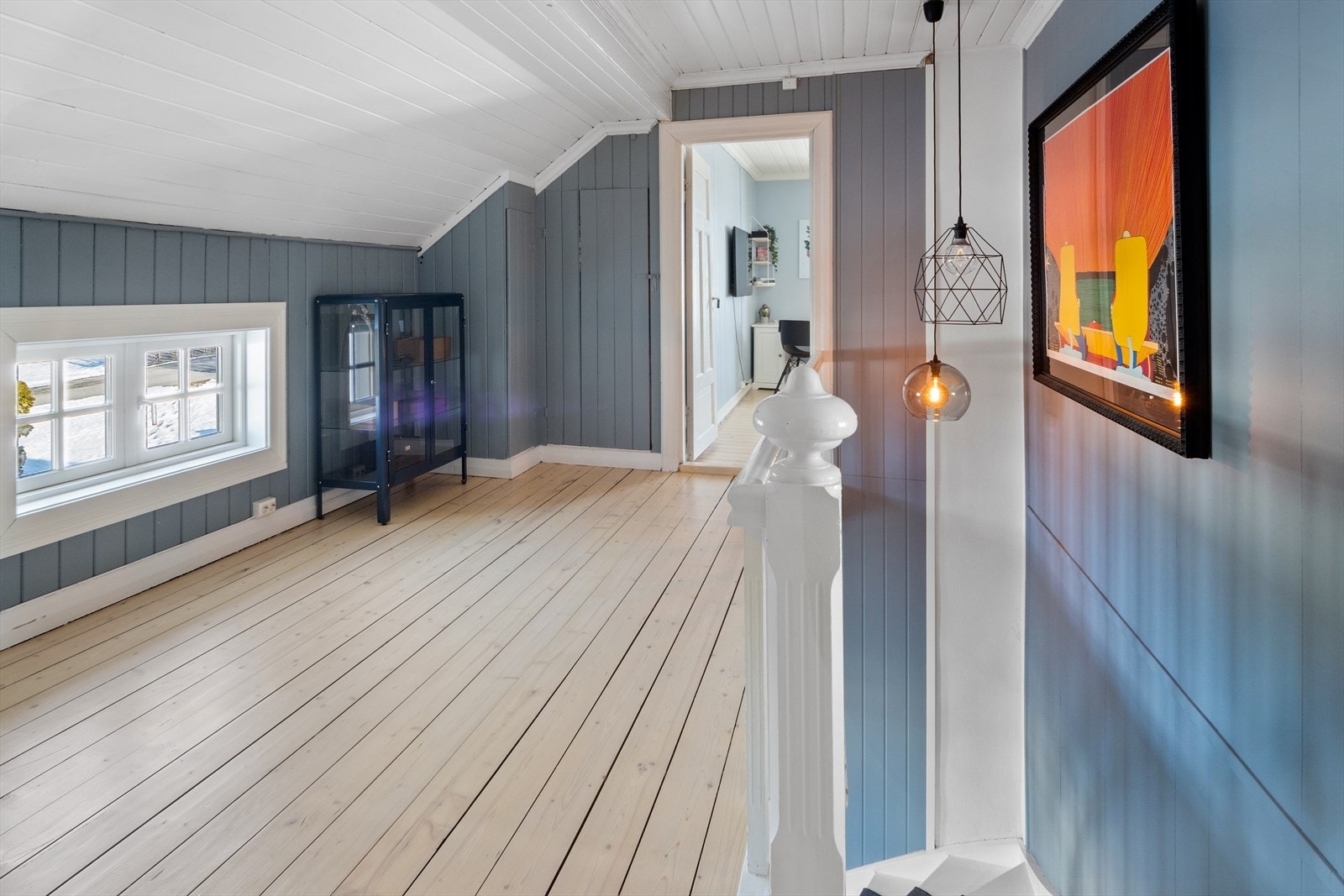 Det er romslig gang i 2. etasje, også her med tregulv Galleribilde
