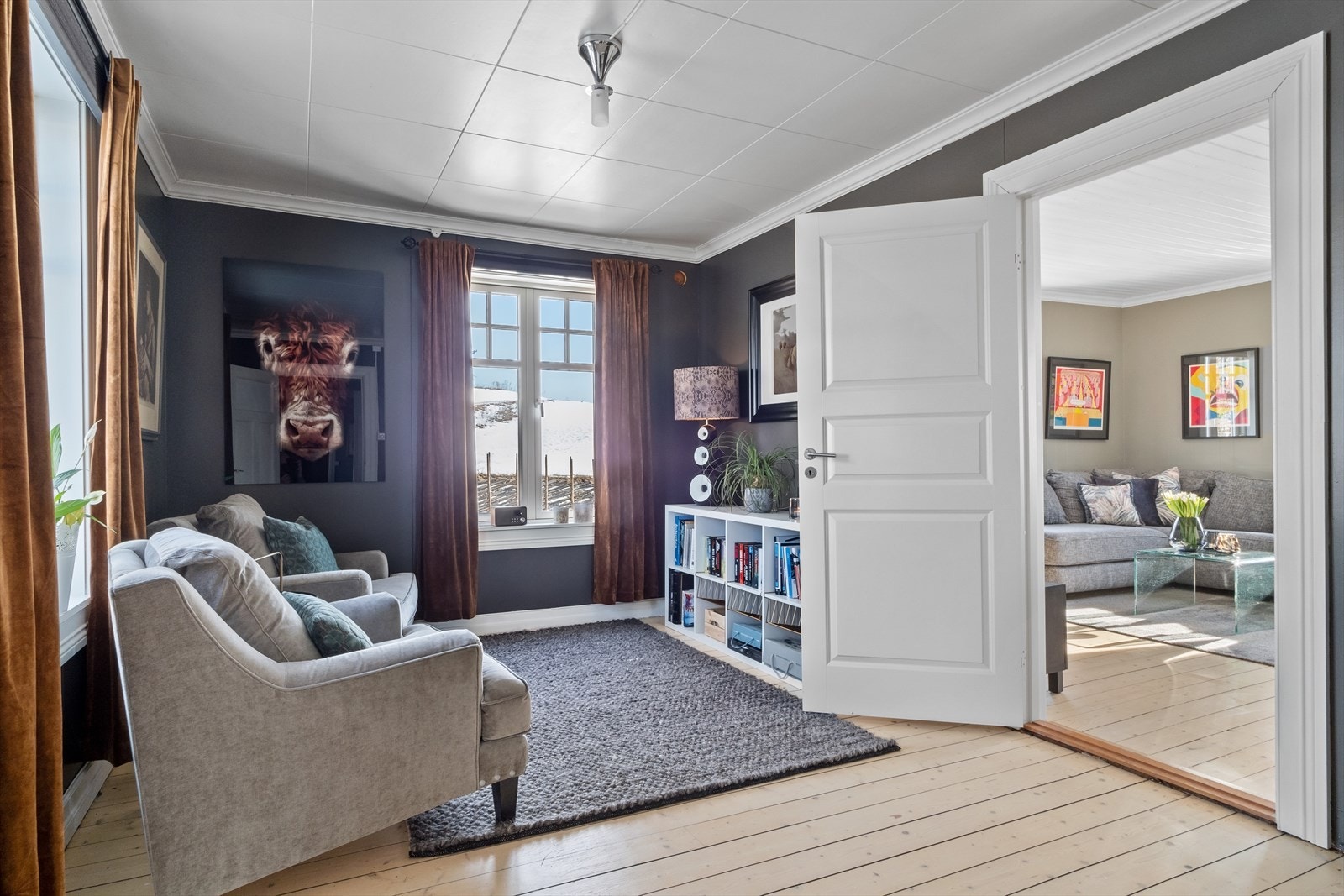 Alle rommene har store vindusflater som gir godt med naturlig lysinnslipp Galleribilde