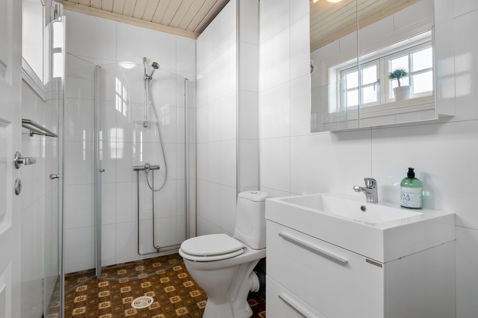Badet i første etasje ble delvis pusset opp i 2017 og har belegg på gulvet og baderomsplater på veggene Galleribilde
