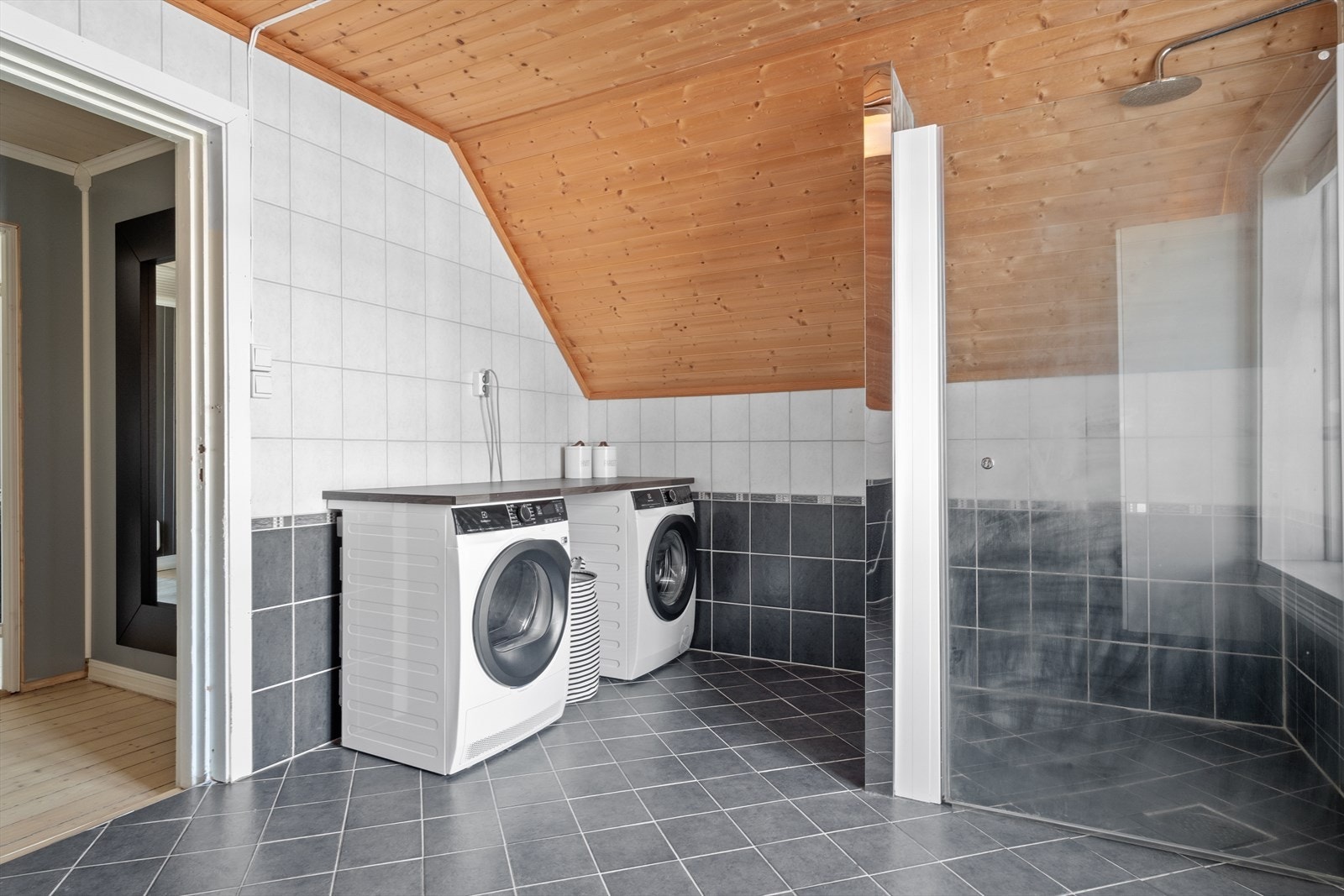 Videre har badet er romslig flislagt dusjnisje med regnfallsdusj, glassdør og vegg av glassbyggerstein. Dusjnisjen ble bygget i 2017 Galleribilde