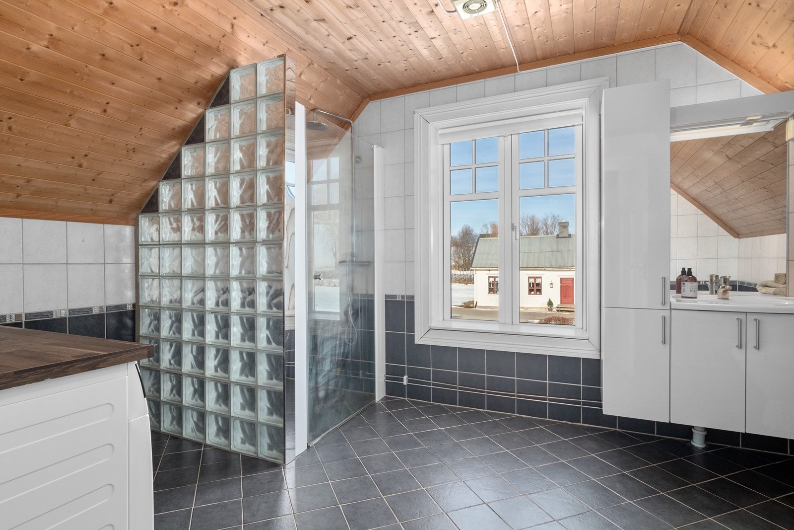Hovedbadet ligger i andre etasje ble pusset opp i 2010 og har fliser på vegger og gulv med gulvvarme Galleribilde