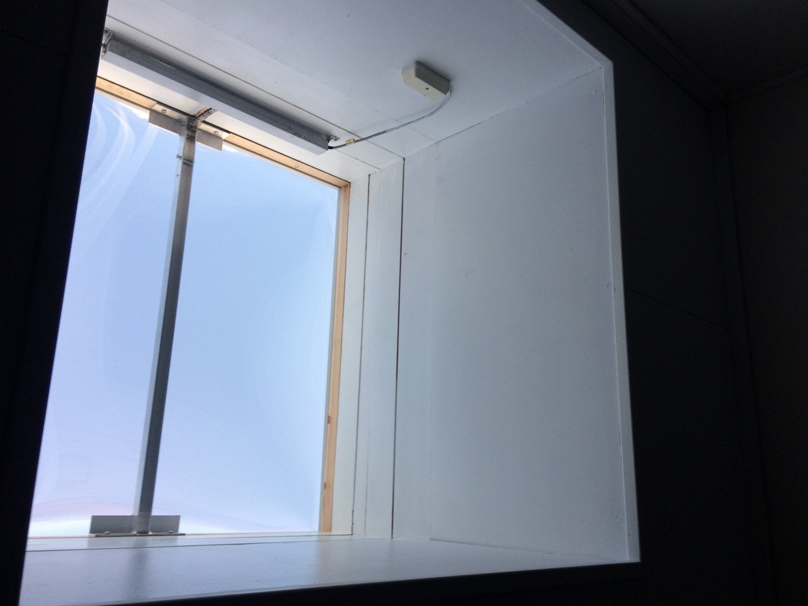 Takvindu åpnes/lukkes elektrisk Galleribilde